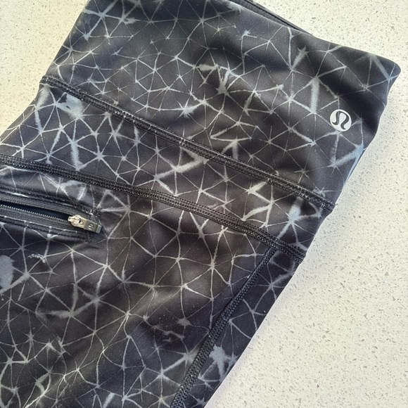 Lululemon Athletica Black and Gray Patterned Leggings - Ladies size 4 - Picture 3 of 5